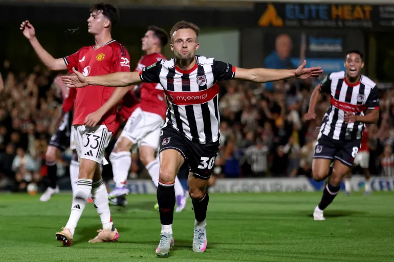 Grimsby Town Menghormati Kehilangan Alex Hughes, 38 Tahun, Putra Mark Hughes