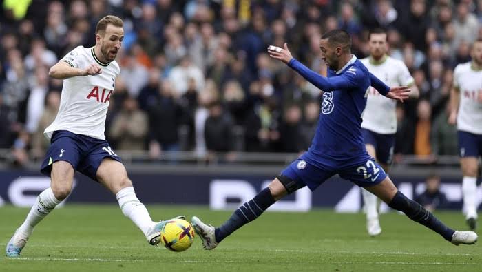 Chelsea Hancurkan Tottenham, James dan Carpenter Bersinar